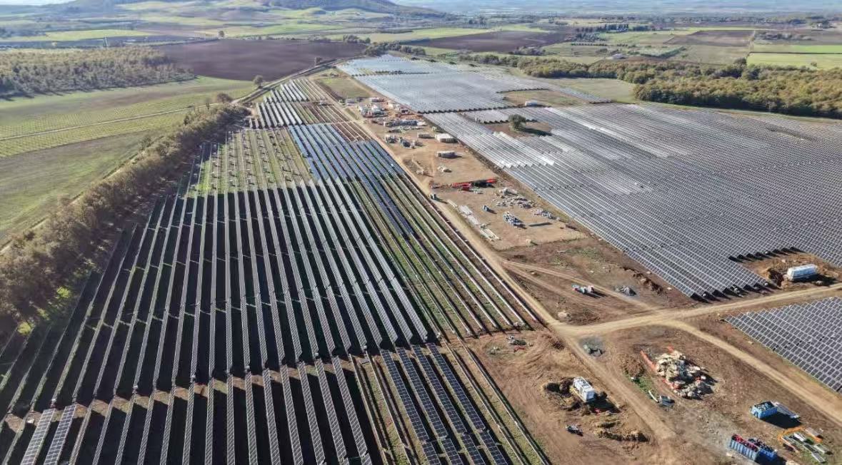 The 30 MW ground-mounted power plant project on the Qinghai-Tibet Plateau.，Using TOPCON Series 720W Double Glass Photovoltaic Panels