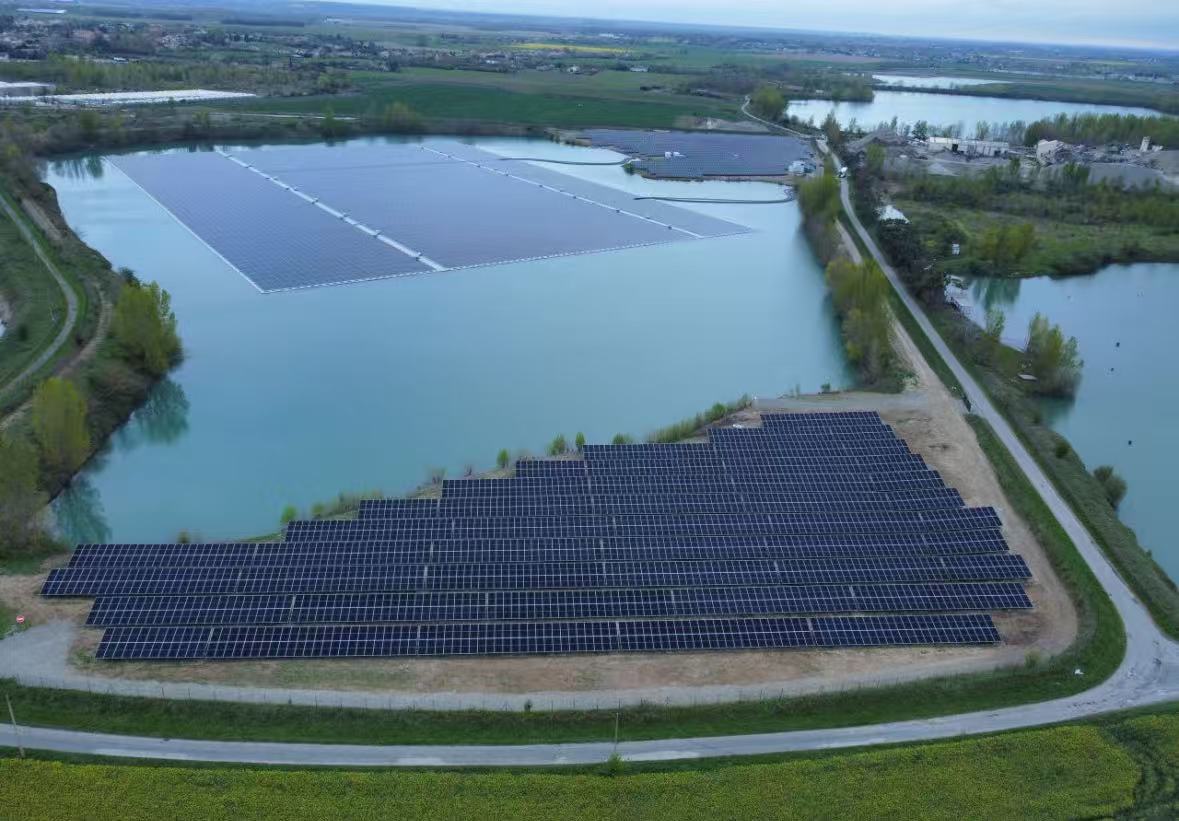 15 MW fishery-solar hybrid project in Lu'an, Anhui.uses N-type 182 series 590W double glass photovoltaic panels